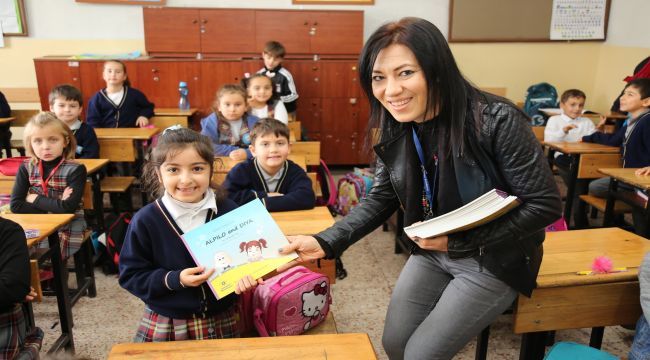 Çocuklara kitap dağıtıldı