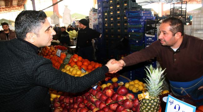 Karanfil dağıttı, dert dinledi