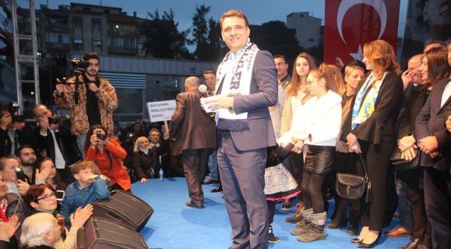 Miting gibi adaylık açıklaması!