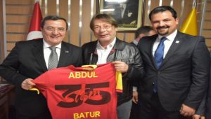 Göztepe’den Batur’a destek
