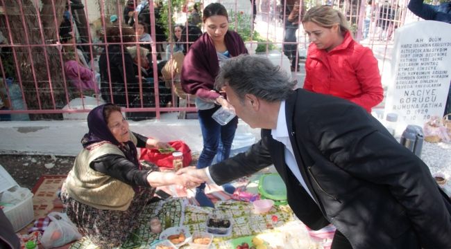 İduğ, karanfil dağıttı