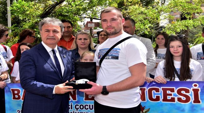  Balkan çocukları Bornova'da