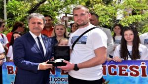  Balkan çocukları Bornova'da