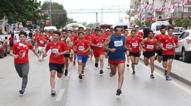 İzmirliler 7’den 70’e “Cumhuriyet” için koştu