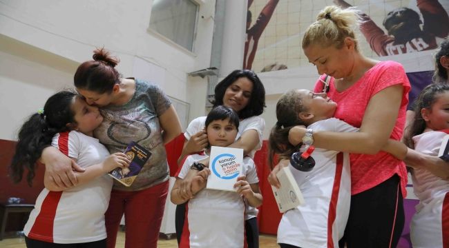 Minikler anneleriyle voleybol oynadı