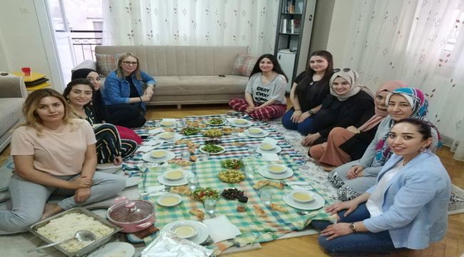 Vekil iftarda öğrenci mutfağına girdi