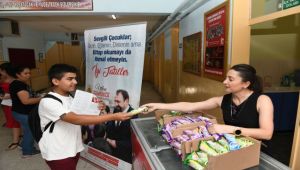 Çiğli’de Karnesini Alana Dondurma Sürprizi