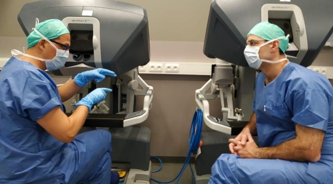 “Robotik İzsiz Tiroid Ameliyatı”nı öğretiyor