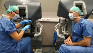“Robotik İzsiz Tiroid Ameliyatı”nı öğretiyor