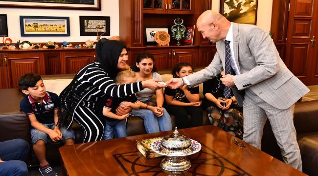 İlk Çocuk İzmirim kartlarını Başkan Soyer takdim etti