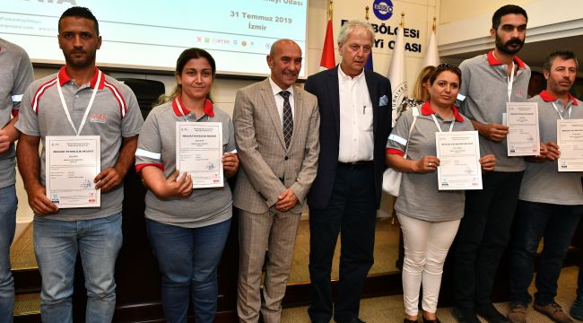 Metro personeli sertifikalarını aldı