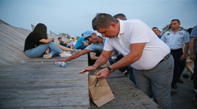 Tugay ve Gökçe’den sahilde gece mesaisi 