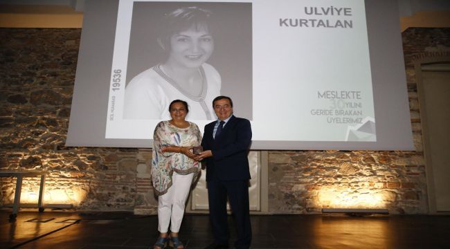 Başkan Batur'dan meslektaşlarına plaket