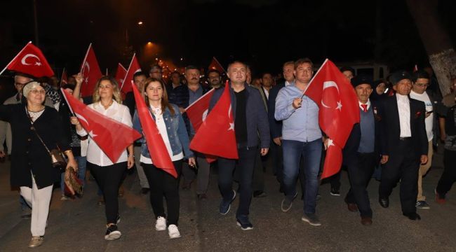 Cumhuriyet Çoşkusu Fener Alayı Yürüyüşüyle Kutlandı