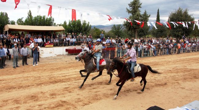 Rahvan At Yarışları rüzgar gibi geçti