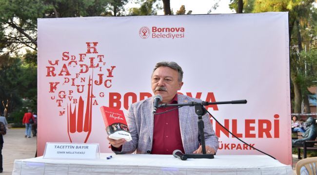 Tacettin Bayır kitabını Bornova'da imzaladı