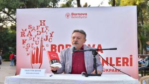 Tacettin Bayır kitabını Bornova'da imzaladı