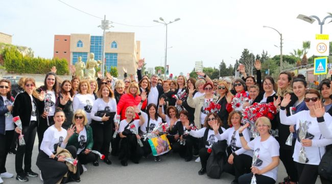 Çeşme’nin kadın efeleri sahnede!