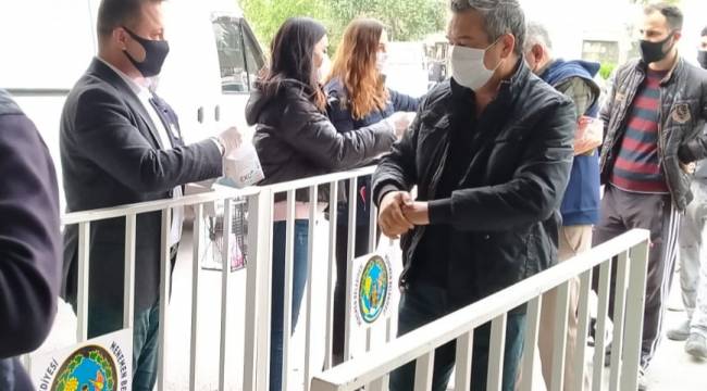 Başkan Aksoy pazarda maske dağıttı