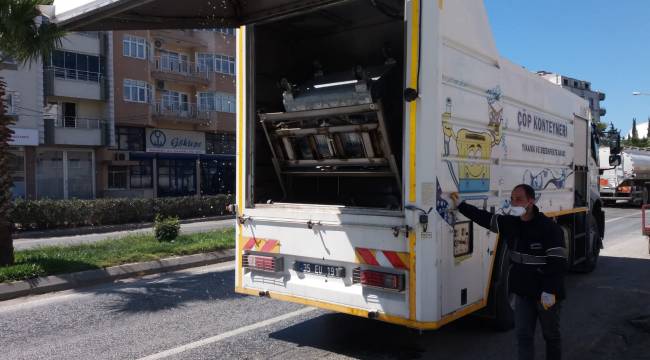 Bergama’da konteynırlara yıkama ve dezenfekte