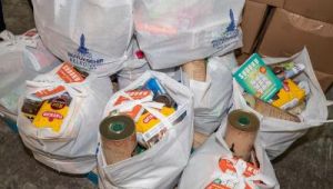 Geri dönüşümlü atık toplayıcılarına gıda paketi