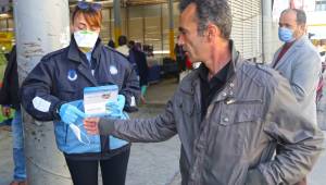 Karabağlar Belediyesi maske ve eldiven dağıttı