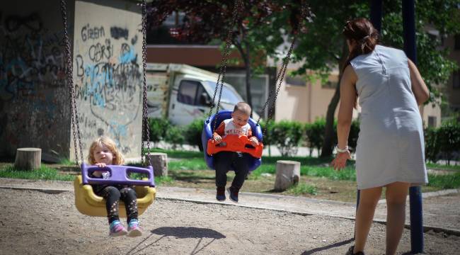 Bergama’da parklar çocuklarla doldu