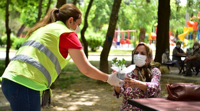 Bornova’da 65 yaşüstü vatandaşlara çiçek ve maske sürprizi 