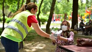 Bornova’da 65 yaşüstü vatandaşlara çiçek ve maske sürprizi 