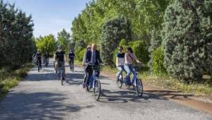 Başkan Soyer görme engelli takım arkadaşıyla tandem bisiklet kullandı