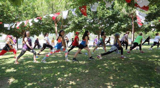 Bayraklı'da sosyal mesafeli 'Zumba'