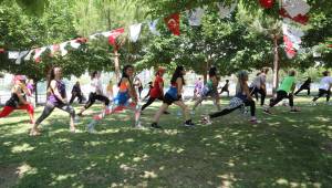 Bayraklı'da sosyal mesafeli 'Zumba'