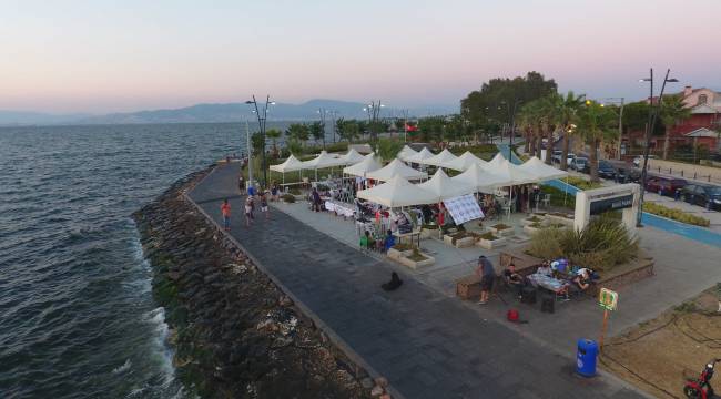 Narlıdere’de gece pazarı açıldı