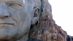 Profesyonel dağcılar Atatürk Maskı’nda bakım yaptı