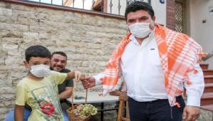 Başkan Kılıç Buca’nın üzümlerini gerçek sahiplerine dağıttı