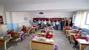 Bergama’da öğrencilere okuma-yazma ve boyama seti dağıtıldı