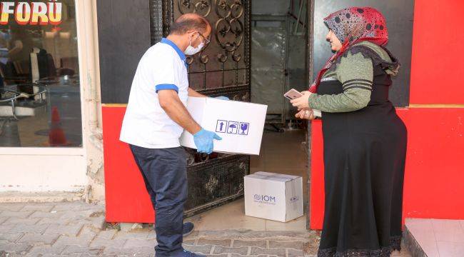 Buca’daki mültecilere gıda ve hijyen desteği