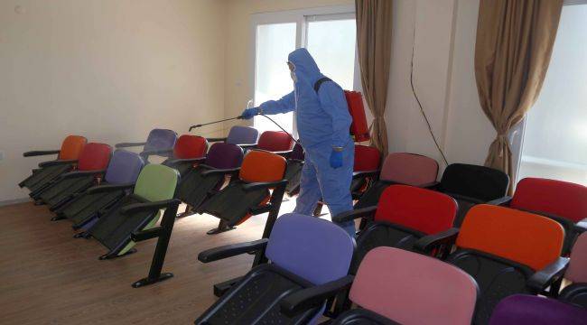 Karabağlar'da yüz yüze eğitim okulları dezenfekte ediliyor