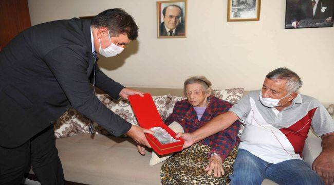 Karşıyaka Belediyesi’nden Aysel Teyze’ye plaket