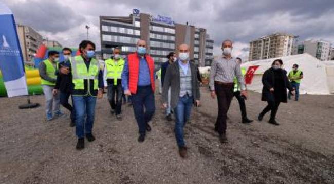 Başkan Soyer’den çadırdaki depremzedelere ziyaret 