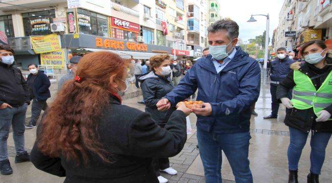 Başkan Sandal, Depremde Hayatını Kaybedenler İçin Lokma Döktürdü, Karanfil Bıraktı