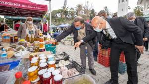 Başkan Soyer yılbaşı alışverişini Üretici Pazarı’nda yaptı