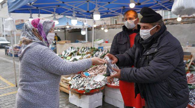 Belediyeden pazarcı esnafa dezenfektan