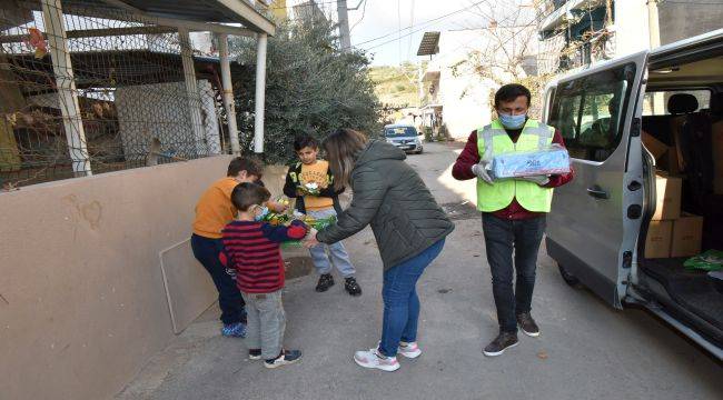 Bornova Belediyesinden miniklere yılbaşı ikramı