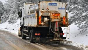 İzmir Büyükşehir Belediyesi ekipleri kapanan yolları trafiğe açtı