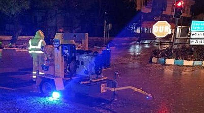 İzmir Büyükşehir Belediyesi'nden gece mesaisi