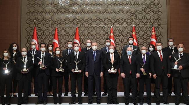 TÜBİTAK ödüllü Egeli akademisyen ödülünü Cumhurbaşkanı Erdoğan’ın elinden aldı