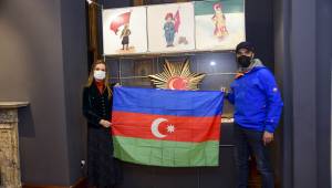  20 Yıllık Yoldaşı Azerbaycan Bayrağı’nı Deü’ye Armağan Etti