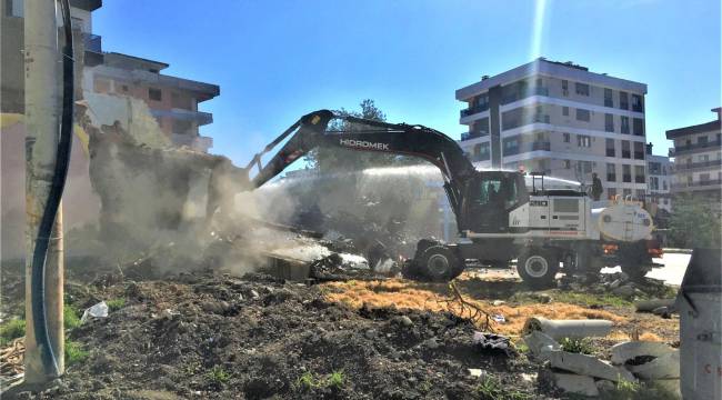 Bornova’da metruk binaların yerine yeşil alan