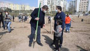 Karşıyaka’da fidanlar toprakla buluştu